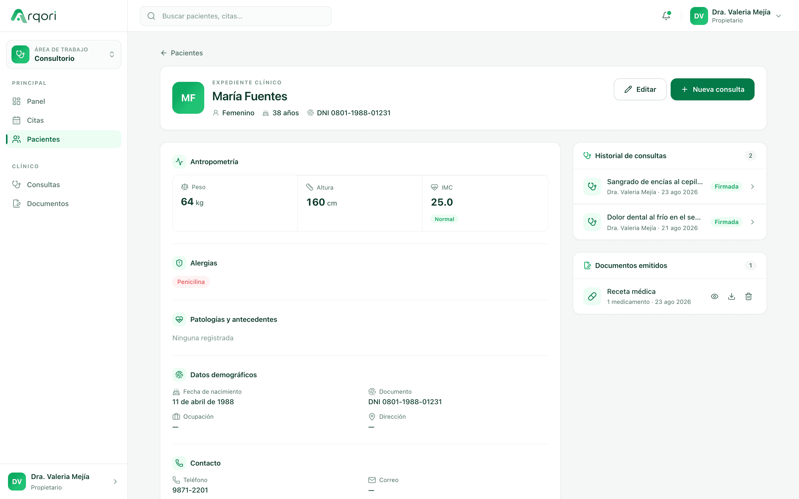 Expediente clínico de una paciente en Arqori: antropometría con IMC calculado, alergias, datos de contacto, historial de consultas firmadas y documentos emitidos